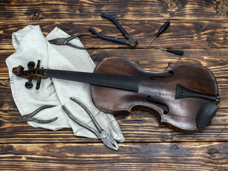 Repair of the old violin. 