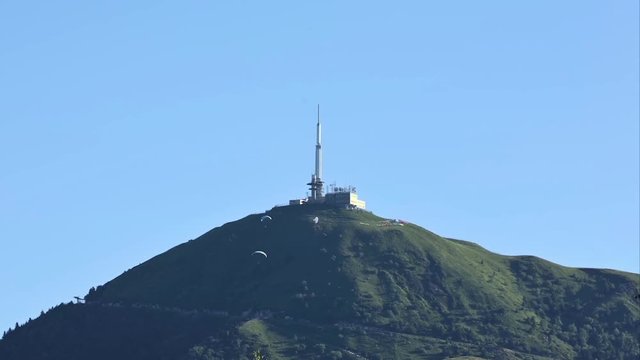 Le Puy de Dome, Timelapse d&eacute;collage de parapentes dans la chaine des puys en Auvergne. Tourisme et Sensations sportive en Montagnes. Antenne m&eacute;dias et site touristique en France.