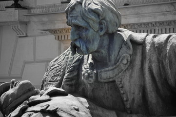 Mann, der einen Toten Soldaten im Arm hält - (Umstrittenes) Denkmal für die heldenhaften Kämpfer...