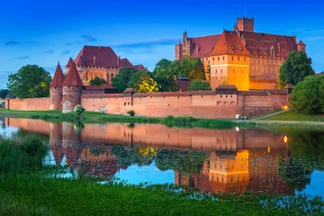 Tuinposter Kasteel The Castle of the Teutonic Order in Malbork at dusk, Poland
