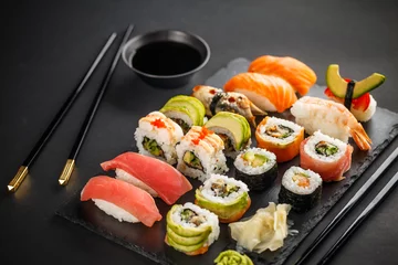 Rolgordijnen Verse sushi plaat © Grafvision
