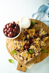 Cherry pie with streusel
