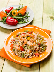 Piatto freddo con orzo, verdure e gamberi