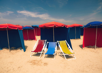 Klappstühle am Badestrand