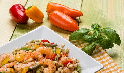Piatto freddo con orzo, verdure e gamberi
