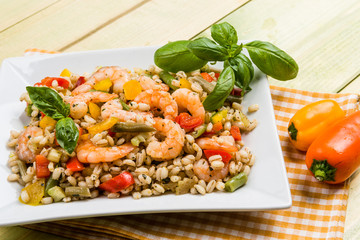 Piatto freddo con orzo e gamberetti