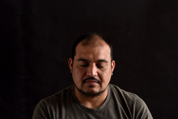 Fototapeta premium Portret mężczyzny Łacińskiej na czarnym tle