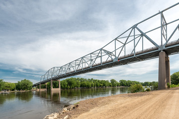 Obraz premium Red Wing Bridge over the Missippi River