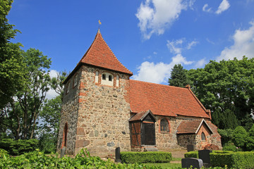 Fototapeta na wymiar Laase: Kleine Feldsteinkirche (um 1400, Mecklenburg-Vorpommern)