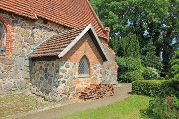 Laase: Kleine Feldsteinkirche (um 1400, Mecklenburg-Vorpommern)