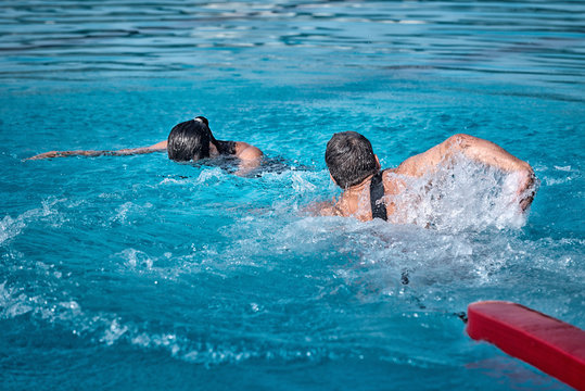 Lifeguard swimming towards the victim