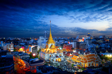 Obraz premium Wat Trimitr in chinatown or yaowarat area in Bangkok city, Thailand
