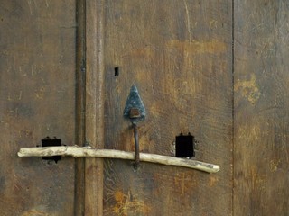 Holztür einer französischen Kapelle