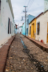 Fototapeta na wymiar Narrow alley in Sancti Spiritus, Cuba