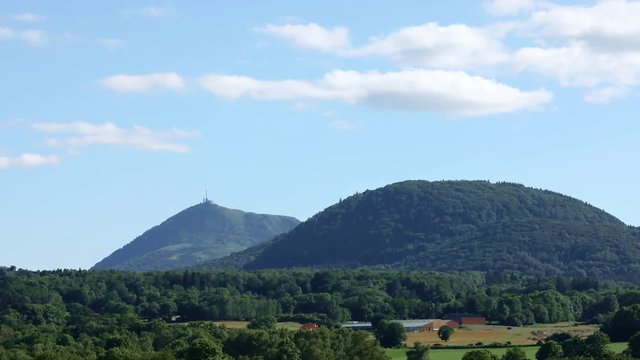 Le Puy de Dome, paysage naturel et ensoleill&eacute; dans la chaine des puys en Auvergne. 1 minute Timelapse avec Panoramique des d&ocirc;mes, Montagnes et parapentes dans un site touristique en France. 