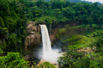 Fototapeta premium Panorama główna kaskada Ekom siklawa przy Nkam rzeką, Kamerun