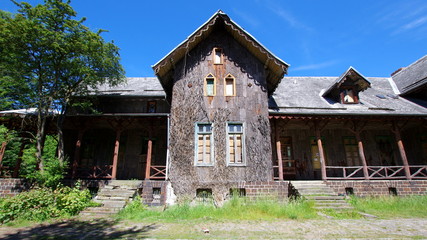 Drewniana chatka w lesie - pałac myśliwski w Mojej Woli