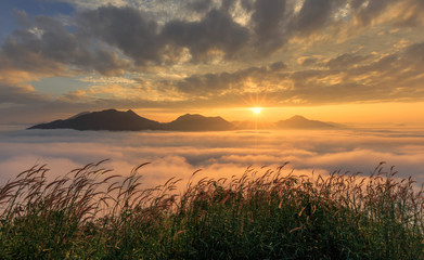 Obrazy na Szkle  Krajobraz mglisty widok Fantastyczny wschód słońca marzycielski w górach z pięknym widokiem. Mgliste chmury nad krajobrazem.