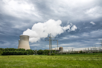 Kernkraftwerk Grundremmingen in Bayern, Wolken querformat
