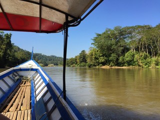 Bootsfahrt auf einem Fluss in Thailand