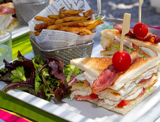 Mediterrane Sandwiches mit Pommes frites