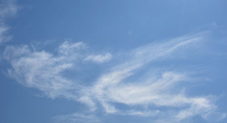 青空と雲「空想・雲のモンスター（翼のあるドラゴンなどのイメージ）」躍進、目指す、成功などのイメージ