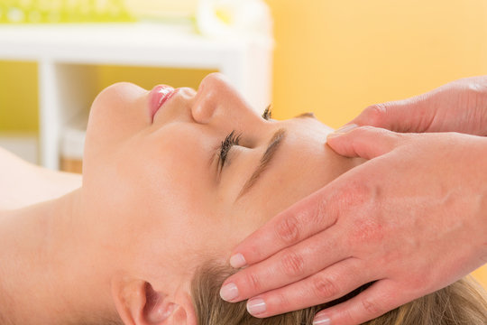 massage zur entspannung im gesicht