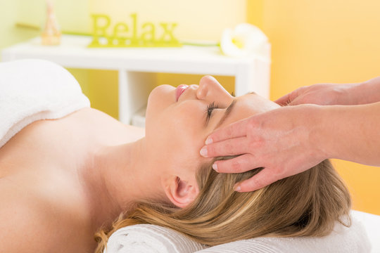 massage bei der gesichtsbehandlung