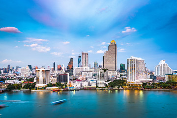 Naklejka premium Bangkok, Tajlandia Pejzaż nad rzeką Chaophraya.