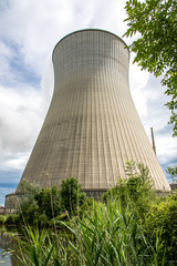 Kernkraftwerk Grundremmingen in Bayern mit Gräsern