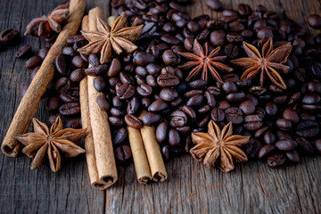 Obraz na płótnie Canvas Coffee beans with cinnamon A mixture of popular drinks.