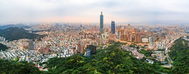 Obraz premium Taipei skyline aerial view at dusk