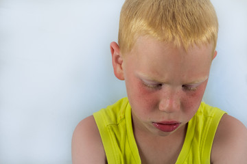 Portrait von einem traurigen Junge
