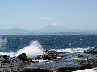 海越しの富士山と砕ける波