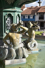 Tritons de la fontaine de l'Inca plaza de Armas à Cusco au Pérou