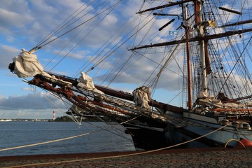 maritimes Flair mit Windjammer am Tiessenkai am Nord Ostsee Kanal in Kiel Holtenau