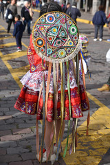 Péruvienne en costume de fête plaza de Armas à Cusco au Pérou