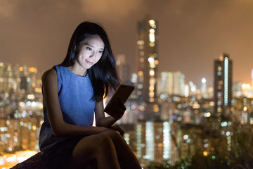 Fototapeta premium Woman use of mobile phone with the background of city