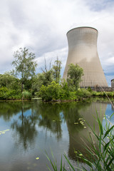 Kernkraftwerk Grundremmingen in Bayern mit See