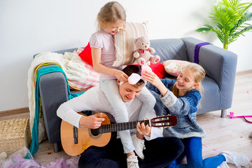 Girls playing with father - 162550001