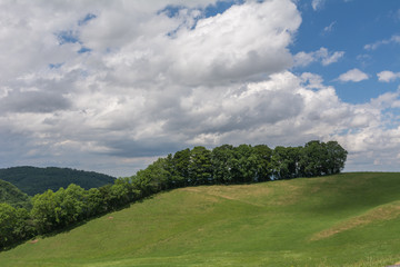 Hügel Landschaft Panorama mit Wolken