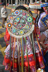 Péruviennes en costume de fête plaza de Armas à Cusco au Pérou