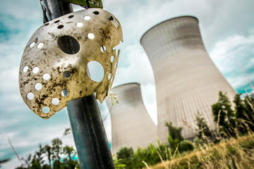 Gruselige Maske vor Kernkraftwerk - Variante 2