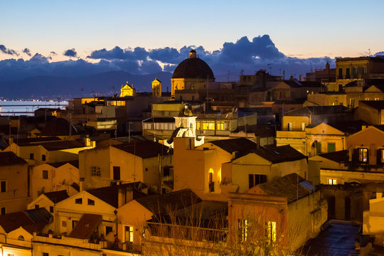 Cagliari, vista sul quartiere di Stampace di sera