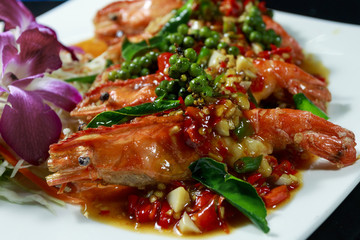 spicy chilli shrimp salad and herb