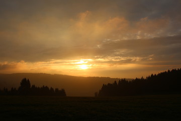 Fototapeta na wymiar Goldener Sonnenaufgang im Harz in Sankt Andreasberg.