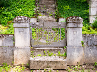 Tor zur Grabstelle; Einfriedung