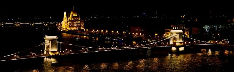 Fototapeta na wymiar Budapest night with the chain bridge