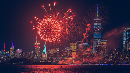 Fireworks over the Statue of Liberty - obrazy, fototapety, plakaty