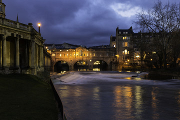 Fototapeta na wymiar Bath on River Avon at night